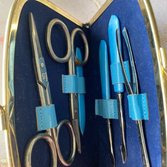 Antique pocket case including complete grooming kit. - Picture 4 of 6